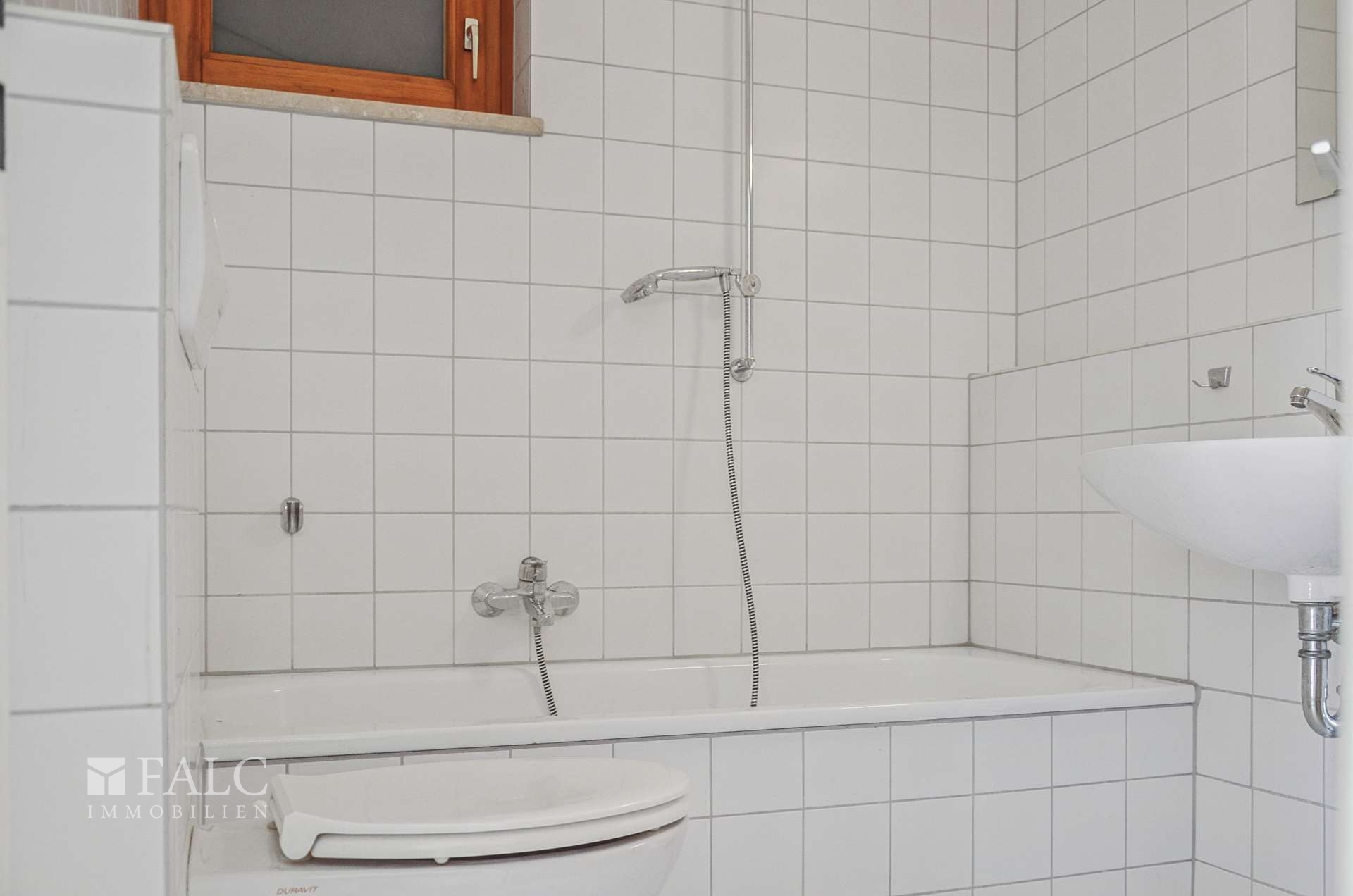 UG _ Badezimmer der Einliegerwohnung mit Badewanne